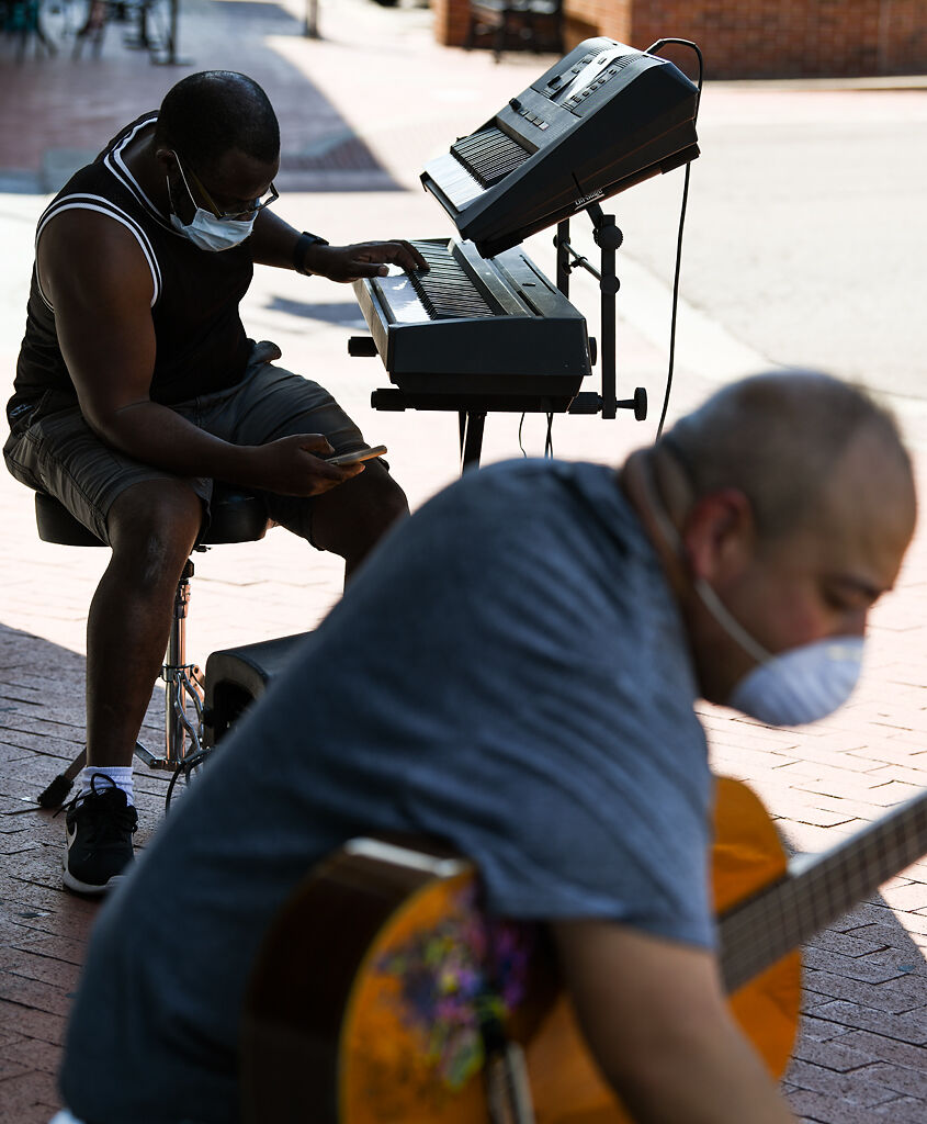 From left, Lionelle Miller and Mike del Rosario work out the chord changes for “Georgia on my Mind”